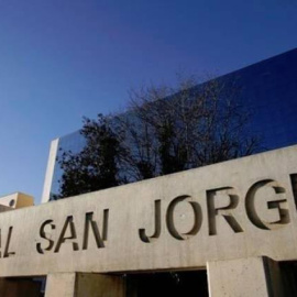 Fachada del hospital San Jorge en Huesca, el centro sanitario al que ha sido trasladado el militar herido.