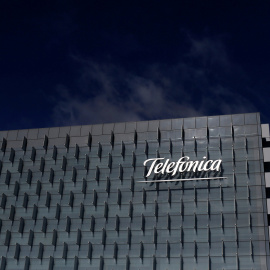 El logo de Telefónica en su sede en el distrito madrileño de Las Tablas. REUTERS/Juan Medina