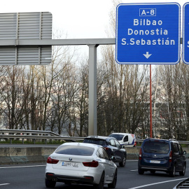 Un cartel que indica Santander la provincia colindante con Euskadi.