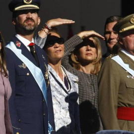 La familia real durante el desfile del 12 de octubre en el año 2014.