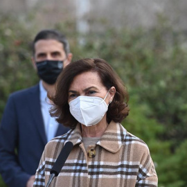 06/03/2021.- La secretaria de Igualdad del PSOE y vicepresidenta primera del Gobierno, Carmen Calvo (d) junto con el alcalde de Alcalá de Henares, Javier Rodríguez (i).