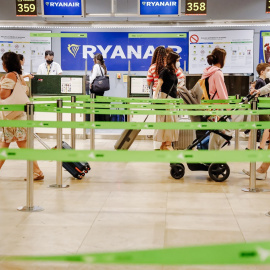 30/06/2022 Varios pasajeros en el mostrador de Ryanair en el Aeropuerto Adolfo Suárez Madrid- Barajas, durante el cuarto día de huelga de la compañía irlandesa, a 27 de junio de 2022, en Madrid.