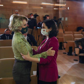 La presidenta de la Comunidad de Madrid, Isabel Díaz Ayuso (d), saluda a la expresidenta regional Esperanza Aguirre (i) al recibir el premio "Sociedad Civil" otorgado por la Fundación Civismo en Madrid, este martes.