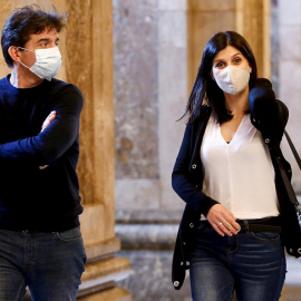 Los negociadores de ERC, Sergi Sabrià (i) y Marta Vilalta (d) tras la reunión que los equipos negociadores de ERC, JxCat y la CUP han celebrado este martes en el Parlament.