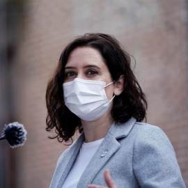 La presidenta de Madrid, Isabel Díaz Ayuso, durante su visita este domingo al municipio madrileño de Sevilla la Nueva.