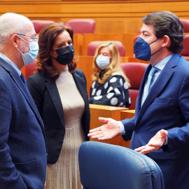 El presidente de la Junta de Castilla y León, Alfonso Fernández Mañueco (d), conversa con el vicepresidente, Francisco Igea, este miércoles durante la sesión plenaria en las Cortes de Castilla y Leon, en Valladolid.