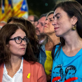 Susana Barreda i Txell Bonet a plaça de Catalunya de Barcelona, en l'acte de protesta en l'aniversari de l'empresonament dels seus homes, Jordi Sànchez i Jordi Cuixart. EFE / Quique García