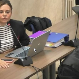 La abogada Teresa Bueyes, durante una sesión esta semana del juicio por una pieza separada del 'caso Cursach', detrás del fiscal Juan Carrau