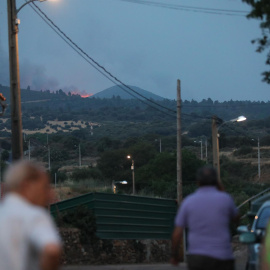 Uno de los focos del incendio de Monsagro avanza sin control por la Sierra del Guindo y las llamas se ven desde el pueblo de Serradilla del Arroyo (Salamanca).