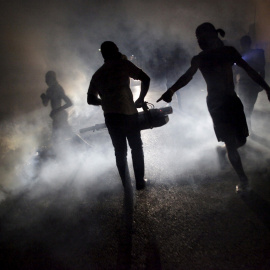 Un trabajador del Ministerio de Salud Pública y Población fumiga en la calle contra la reproducción de mosquitos para prevenir enfermedades como la malaria, el dengue y el Zika, durante una campaña de fumigación en Puerto Príncipe, Haití. REUTERS/A