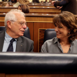 El ministro de Asuntos Exteriores, Josep Borrell, y la de Justicia, Dolores Delgado, conversan en sus escaños poco antes de inicio del pleno de la Cámara donde se celebra la sesión de control al Gobierno. EFE/Ballesteros