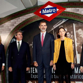 El rey Felipe, la ministra de Industria Reyes Maroto (2d), y el presidente de la Comunidad de Madrid Ángel Garrido (2i), haciendo el recorrido en metro entre las estaciones de Sol y Chamartín. (MARISCAL | EFE)