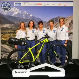 De izq a drch, Lorena, Begoña, Noelia, Gemma y Cecilia en la rueda de prensa del Reto Pelayo Vida Annapurna Bike 2018. / TWITTER MERCEDES-BENZ MADRID