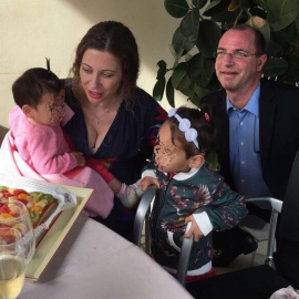 Lena y Thomas Lang, con sus hijas, en el primer cumpleaños de la pequeña, en 2017.