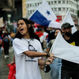 20/07/2022-Manifestantes marchan durante una protesta contra el alto costo de los alimentos y la gasolina en Ciudad de Panamá, el 20 de julio de 2022.