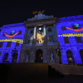 El logotip i la mascota dels Jocs Olímpics de Barcelona, en un 'mapping' a la façana de l'Ajuntament per commemorar el 30è aniversari de l'esdeveniment.