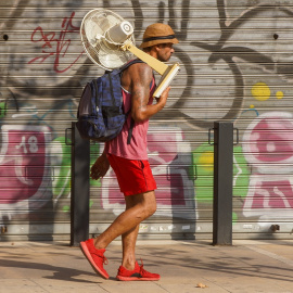 Un hombre con un ventilador por la calle Torneo en otro día con altas temperaturas en la capital andaluza a 25 de julio del 2022 en Sevilla (Andalucía, España)