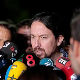 El líder de Podemos, Pablo Iglesias, atiende a los medios de comunicación, hoy a su salida de la prisión de Lledoners (Barcelona) después de reunirse con el exvicepresidente de la Generalitat y líder de ERC, Oriol Junqueras. EFE