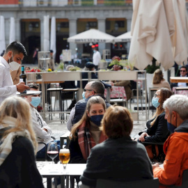 Varias personas sentadas en una terraza de la madrileña Plaza Mayor este domingo.