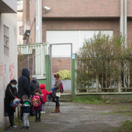 19/02/2021.- Un grupo de niños se dirige a entrar al CEIP Paradai, en Lugo, Galicia. Carlos Castro / Europa Press