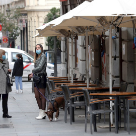 Varias personas transitan las calles del centro de Madrid este domingo.