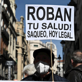 27/02/2021. Manifestación en defensa de la sanidad pública que transcurre este sábado desde la Consejería de Sanidad hasta el Ministerio de Sanidad, en Madrid. - EFE