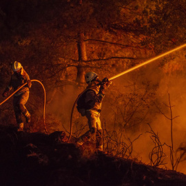 Bomberos trabajan en la extinción de un incendio  en el municipio de Castrelo de Miño (Ourense), a 28 de julio de 2022.