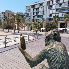 El passeig de Badalona amb l'escultura dedicada a la popular figura d'anís del Mono.