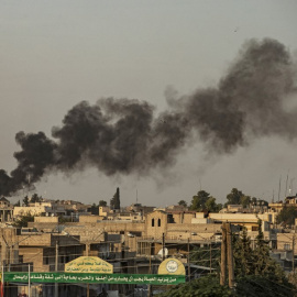 El humo se eleva luego del bombardeo turco en la ciudad de Ras al-Ain, en el noreste de Siria, en la provincia de Hasakeh contra las fuerzas kurdas el 9 de octubre de 2019.