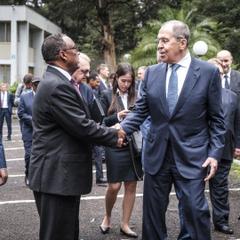 Sergey Lavrov (C-R), ministro de Relaciones Exteriores de la Federación Rusa, saluda a Demeke Mekonnen (C-L), viceprimer ministro y ministro de Relaciones Exteriores de Etiopía, en la embajada rusa en Addis Abeba, Etiopía, el 27 de julio de 2022.