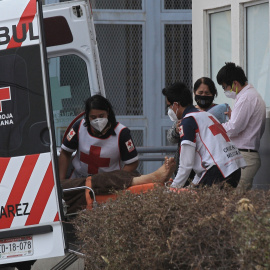 Paramédicos de la Cruz Roja ingresan hoy a un paciente con síntomas de covid-19 al Hospital General en Ciudad Juárez, estado de Chihuahua (México). 10/03/2021.