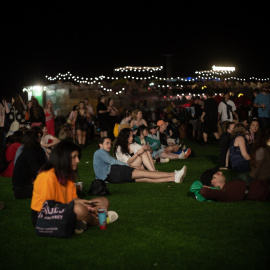 Un grupo de personas de noche durante la primera jornada del Festival Primavera Sound Barcelona, en Sant Adriá de Besòs, a 2 de junio de 2022, en Barcelona