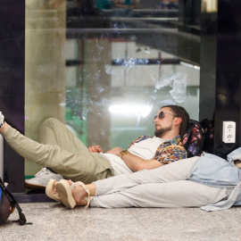 Viajeros descansando en la estación intermodal de Bilbao.