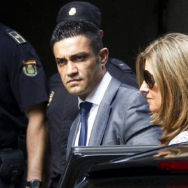 El chófer de Barcenas, Sergio Ríos, junto a Rosalía Iglesias, la mujer del extesorero. AFP/Archivo