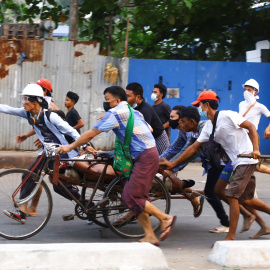 Manifestantes transportan a una persona que recibió un disparo durante una represión de las fuerzas de seguridad contra manifestantes antigolpistas en Thingangyun, Yangon.