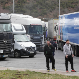 Dos camioneros y varios vehículos estacionados en la explanada de acceso a Pedrafita do Cebreiro (Lugo), durante los paros de transportistas del pasado mes de marzo. E.P./Carlos Castro