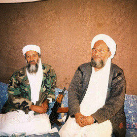 Osama Bin Laden con el asesor Ayman Al-Zawahiri durante una entrevista (Archivo).