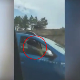 Captura del vídeo que ha difundido la Guardia Civil en donde se puede ver cómo una pareja mantiene relaciones sexuales al volante. / TWITTER GUARDIA CIVIL