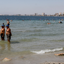 Dos hombres en la playa 'La Puntica' de San Pedro del Pinatar en Murcia