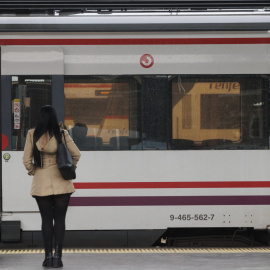 Pasajeros esperan un tren en la estación de Chamartín, este lunes. Una avería en el sistema informático de señalización de Chamartín a causa de las obras que allí se realizan está afectando este lunes desde primera hora de la mañana a la prácti