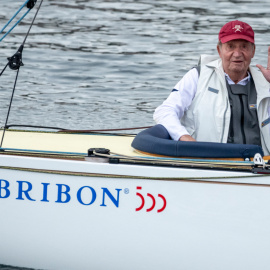 13/07/2022 - Foto del rey emérito de España, Juan Carlos I, saludando desde su barco "Bribón", en la localidad gallega de Sanxenxo, el 21 de mayo de 2022.