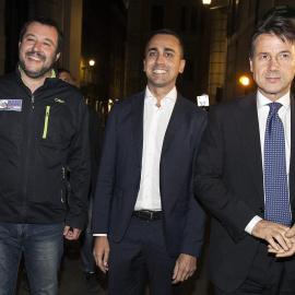 El ministro italiano del Interior y líder de Liga Norte, Matteo Salvini, el ministro de Trabajo y líder del Movimiento 5 Estrellas, Luigi Di Maio, y el primer ministro  Giuseppe Conte, tras una reunión en el Palacio Chigi de Roma. EFE/Riccardo Antimian