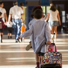 Un niño entrando al colegio | EFE