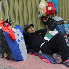 Migrante hondureño durante su travesía en eeuu