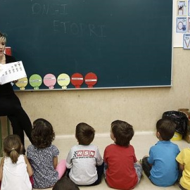 Una profesora da clase en una escuela infantil | EFE