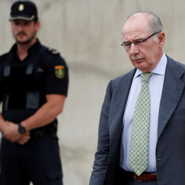 El exvicepresidente de Aznar y ex director gerente del FMI, Rodrigo Rato, tras declarar en el juicio del caso Gürtel, en la Audiencia Nacional, en San Fernando de Henares. REUTERS/Susana Vera