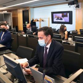 El portavoz adjunto de Cs, Edmundo Bal (d), y el portavoz de ERC en el Congreso, Gabriel Rufián (2d), durante la comparecencia por videoconferencia del extesorero del PP Luis Bárcenas en la Comisión de Investigación de 'Kitchen' en el Congreso.