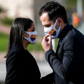 La presidenta de Ciudadanos, Inés Arrimadas (i), junto a Ignacio Aguado durante la campaña electoral catalana.