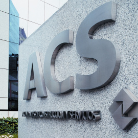 El logo de la constructora ACS, a la entrada de su sede en Madrid.