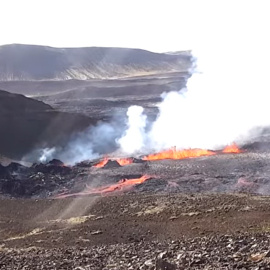 Lava saliendo de la grieta volcánica del Fagradalsfjall, en la península de Reykjanes, al suroeste de Islandia.